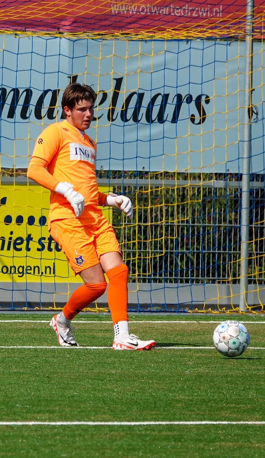 VV Dongen wint en bekert verder