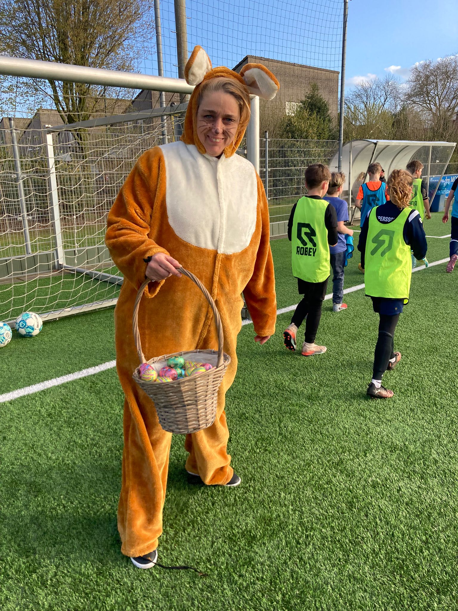 Jeugd van VV Dongen verrast door de paashaas