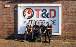 Lokale trots: T&D Autoservice sponsor nieuwe trainingspakken JO11-3