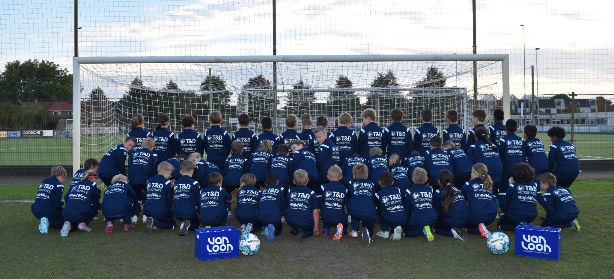 Lokale trots: T&D Autoservice sponsor nieuwe trainingspakken JO11-3